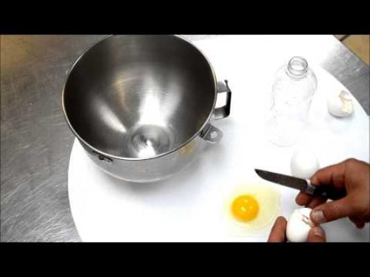 Cea mai simplă metodă! Cum să separi albuşul de gălbenuş în doar câteva secunde