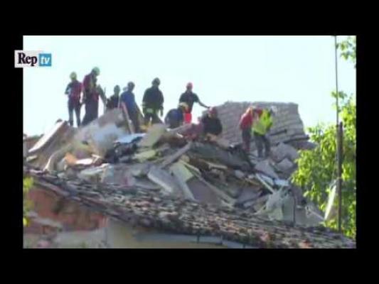 Cutremur Italia: Casă prăbuşită în timpul unei transmisiuni în direct (VIDEO)