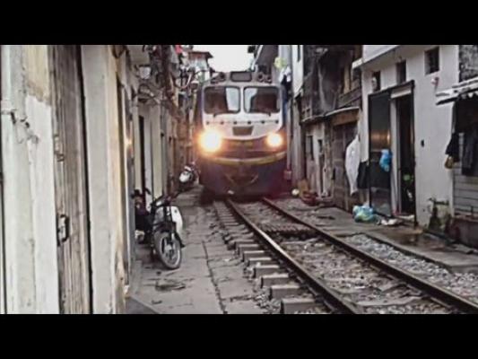 Impresionant! Locul în care trenul trece la doar câţiva centimetri de uşile locuinţelor