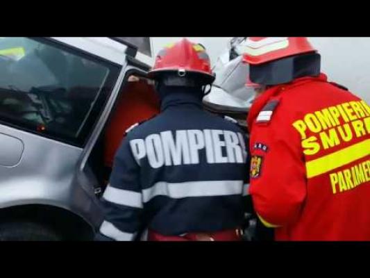 Accident grav la Vlădeni, două persoane prinse în interiorul maşinii. Se intervine pentru descarcerare (IMAGINI INCREDIBILE)
