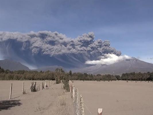 Alertă ROŞIE în Chile! Vulcanul Calbuco a erupt pentru a treia oară