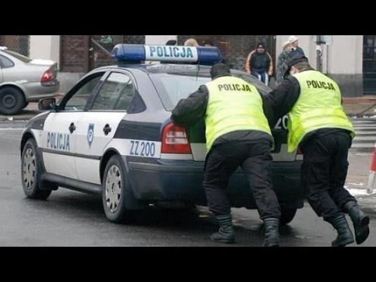 VIDEO Cum să vorbeşti la telefonul mobil în timp ce eşti la volan. Poliţia nu te poate amenda