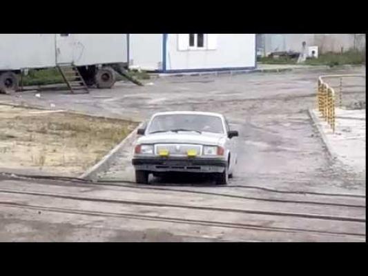 Imagini care fac înconjurul lumii. Câţi oameni crezi că vor coborî din această maşină? (VIDEO)