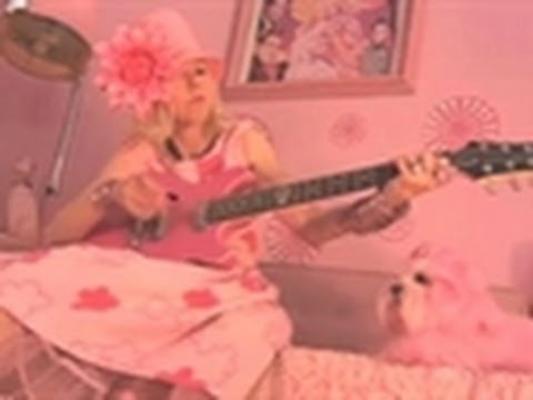 Mâncare roz, pasta de dinţi roz, chiar şi câine roz. Până unde merge obsesia pentru ROZ