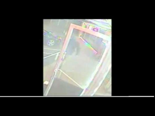 FUN! Cum să NU dai o spargere: trei tâlhari înarmați s-au făcut de râs în timpul unei lovituri (VIDEO)