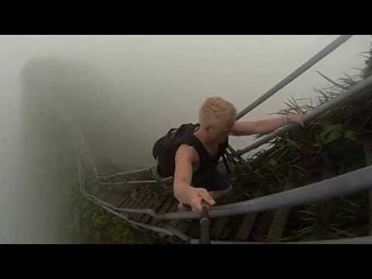 Aproape 4.000 de trepte te duc la cele mai nepământene locuri