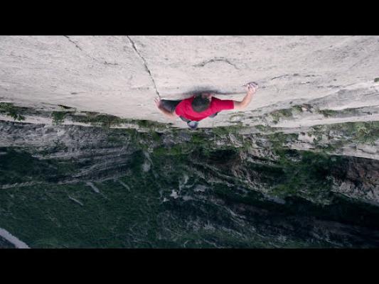 Ţi se taie respiraţia! Acest bărbat a escaladat un munte de 450 de metri cu mâinile goale