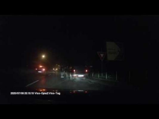 (VIDEO) Accident spectaculos pe DN1, filmat de maşina din spate. Parapetul le-a salvat viaţa!