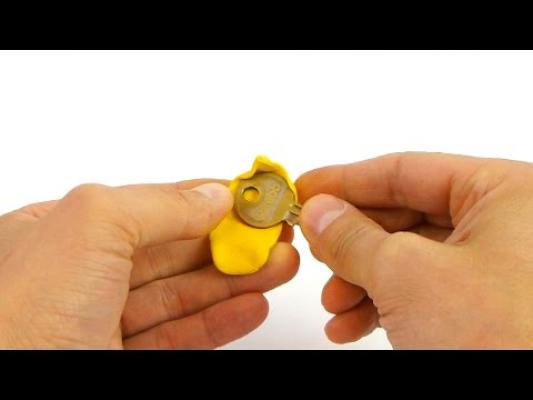 Truc incredibil! A lipit câteva mingi de tenis în dulapul de pantofi! Ce a ieşit întrece orice imaginaţie