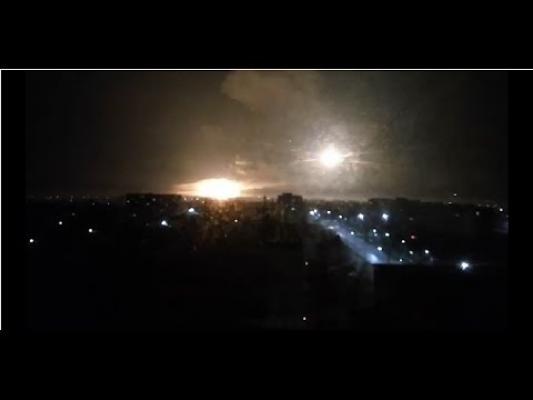 UPDATE: Peste 20 de mii de oameni au fost EVACUAŢI în Ucraina. Din zona afectată de incendiu se aud EXPLOZII DE MUNIŢIE