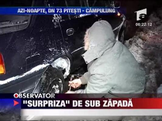 Groapa uriasa in carosabil pe drumul Pitesti - Cimpulung