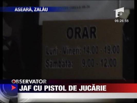 Jaf cu pistol de jucarie