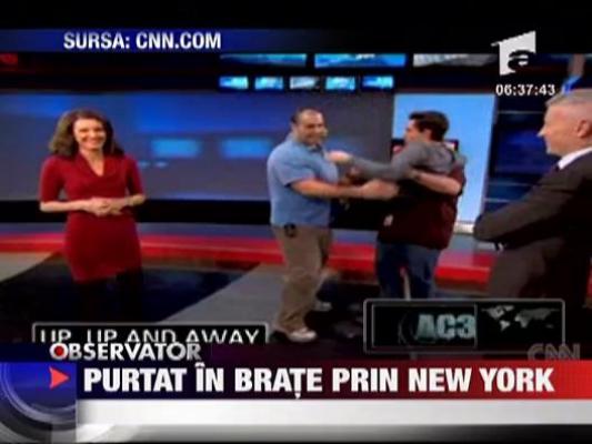Purtat pe brate prin New York