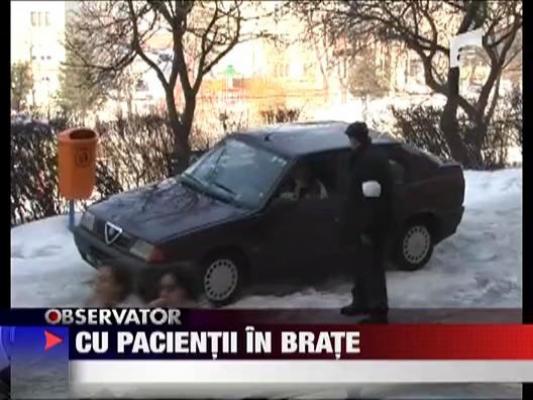 A blocat cu masina intrarea in spital