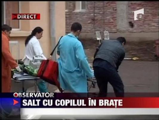 S-a aruncat pe geam impreuna cu copilul