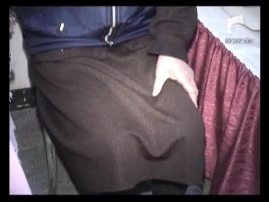 Batrani aruncati dupa gratii