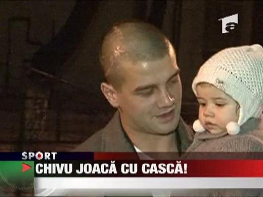 Chivu joaca cu casca!