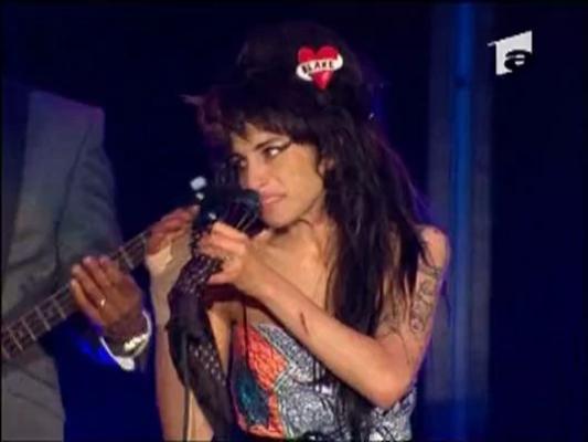 Amy Winehouse se lanseaza in moda