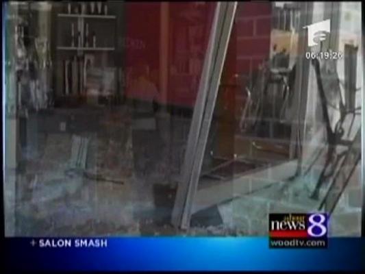 A intrat cu tot cu masina in coafor