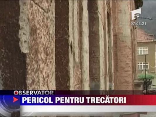Cladirile vechi, pericol pentru trecatori
