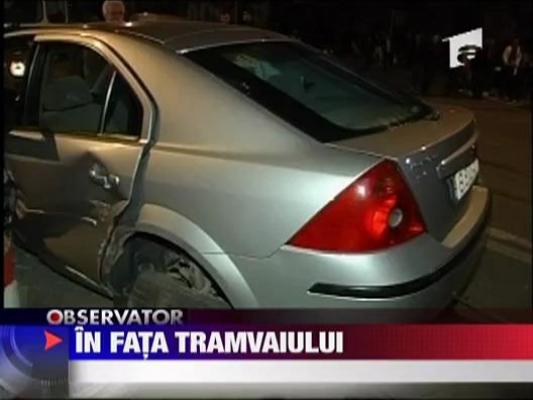 Masina lovita de tramvai