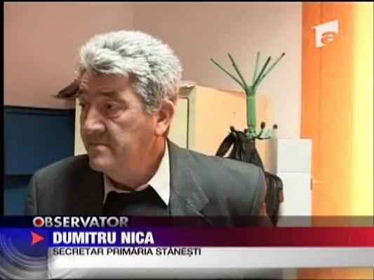 Secretar de primarie beat la munca