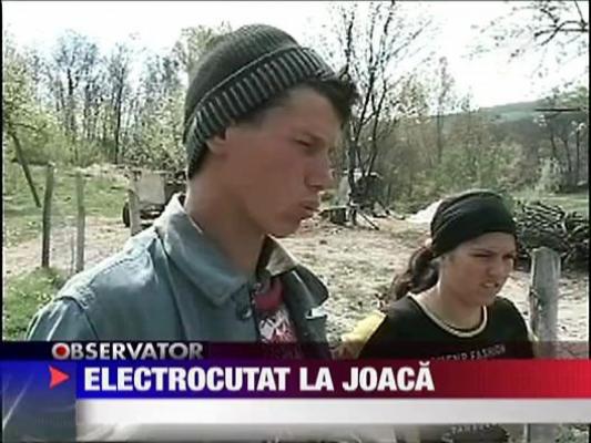 Electrocutat la joaca