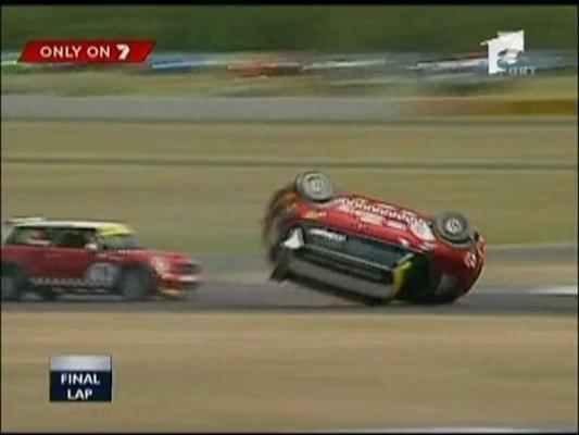 Accident spectaculos pe circuit