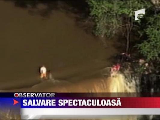 Doi tineri au ramas blocati pe marginea unei cascade in Atlanta