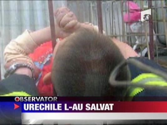 A cazut de la etajul 8, dar urechile i-au ramas blocate intr-un grilaj