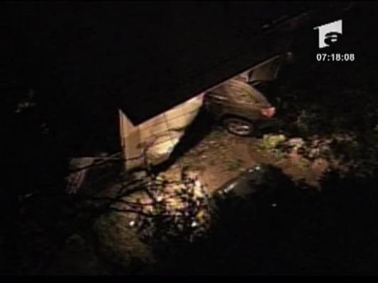 Gravida, beata, cu masina in casa