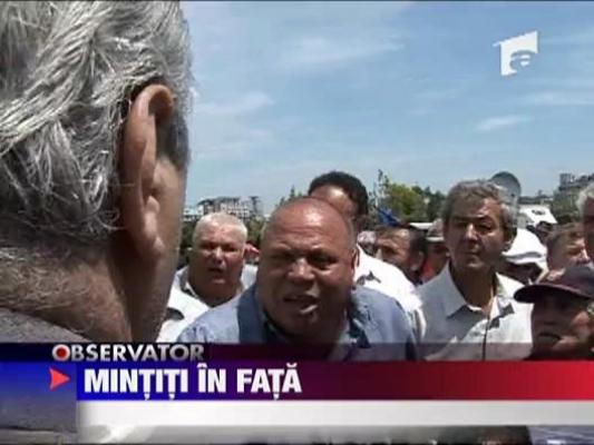 Pensionarii, mintiti in fata