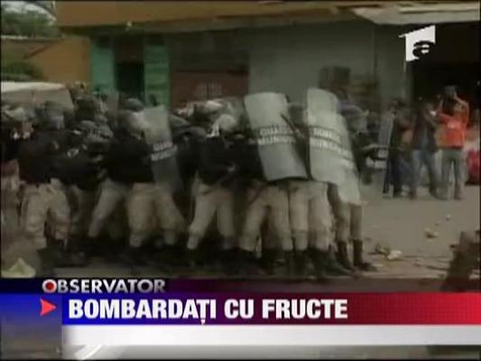 Politisti bombardati cu fructe