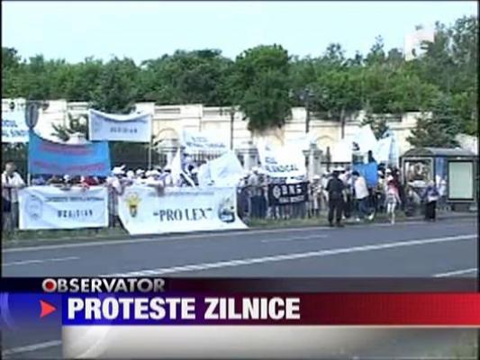 A treia zi de proteste in fata Palatului Parlamentului