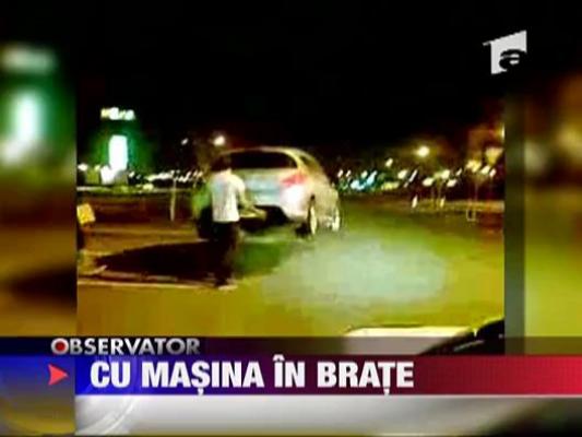 Masina ridicata pe sus de doi rusi