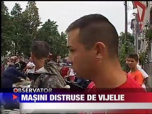 Masini distruse de vijelie