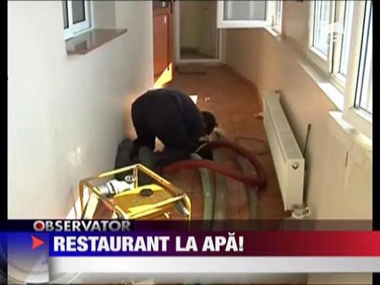 Restaurant la apa! A inceput sa se scufunde