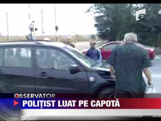 Politist luat pe capta