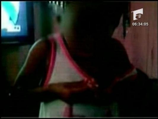 O fetita de doi ani fumeaza o tigara de marijuana