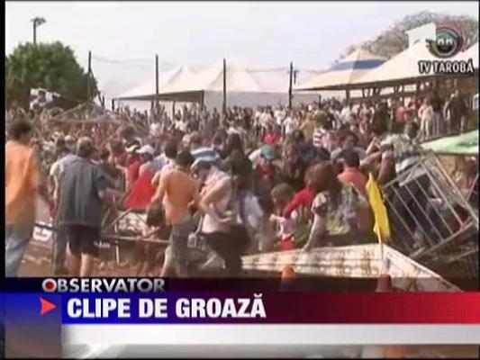 Clipe de groaza! Au cazut cu tribuna