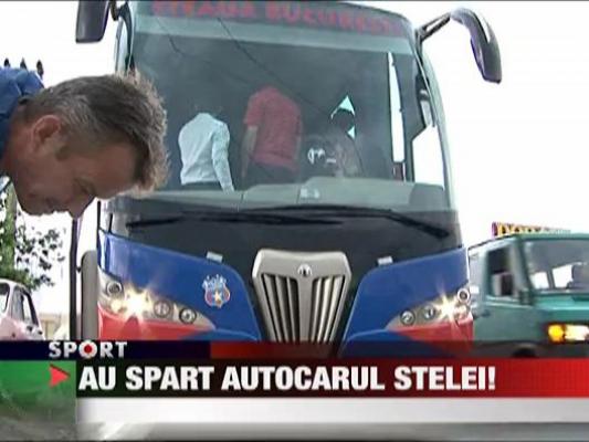 Autocarul Stelei, atacat cu pietre!