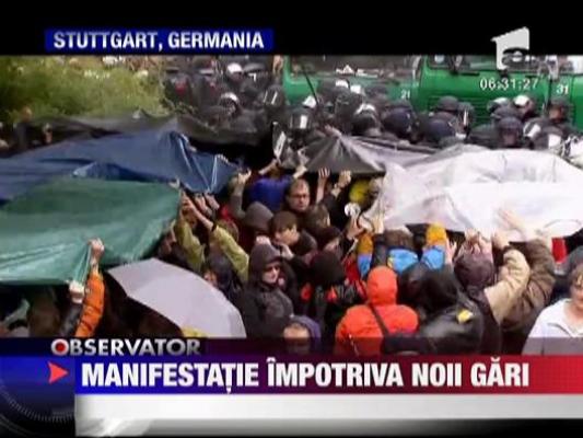 Manifestatie impotriva noii gari, blocata cu apa