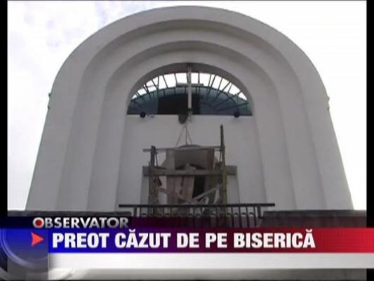 Preot cazut de pe biserica