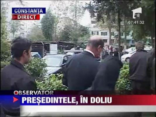 Presedintele Traian Basescu alaturi de sicriul mamei sale