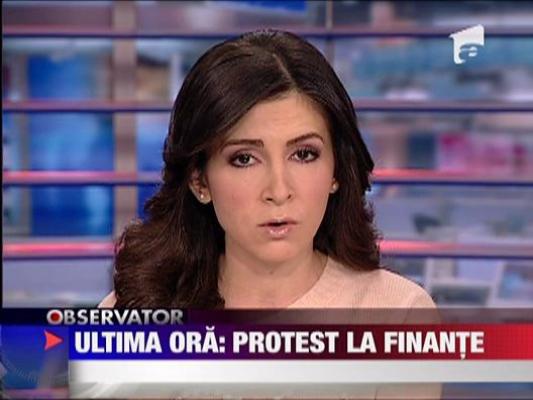 Protest spontan la Ministerul Finantelor