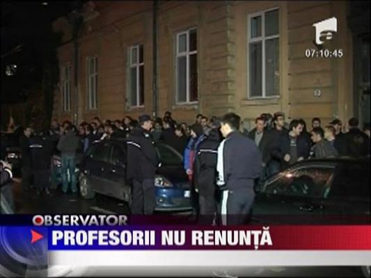 Profesorii nu renunta la proteste