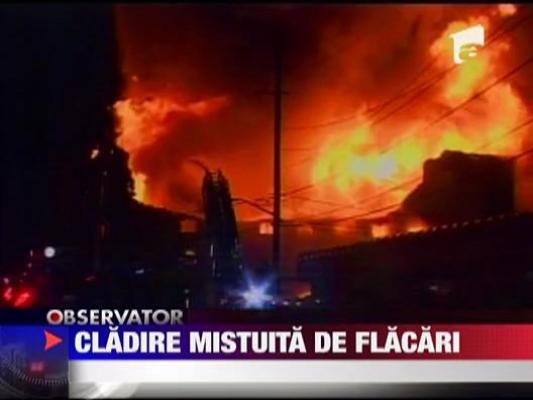 Cladire mistuita de flacari