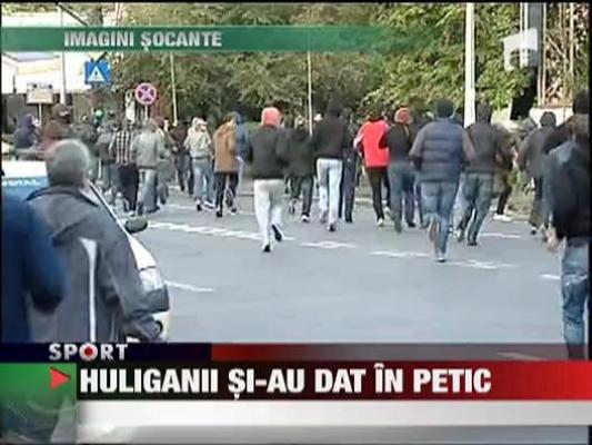 Huliganii si-au dat in petic