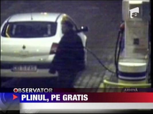 Doi barbati au facut plinul la masina dupa care au fugit