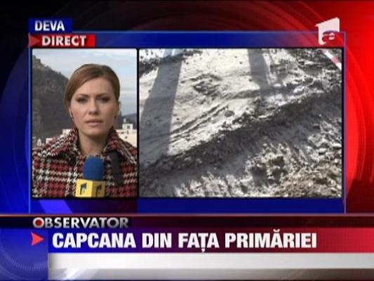 Capcana din fata primariei! Cu bicicleta in groapa